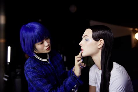 Trucco blu primavera 2024: la visione di Chanel 